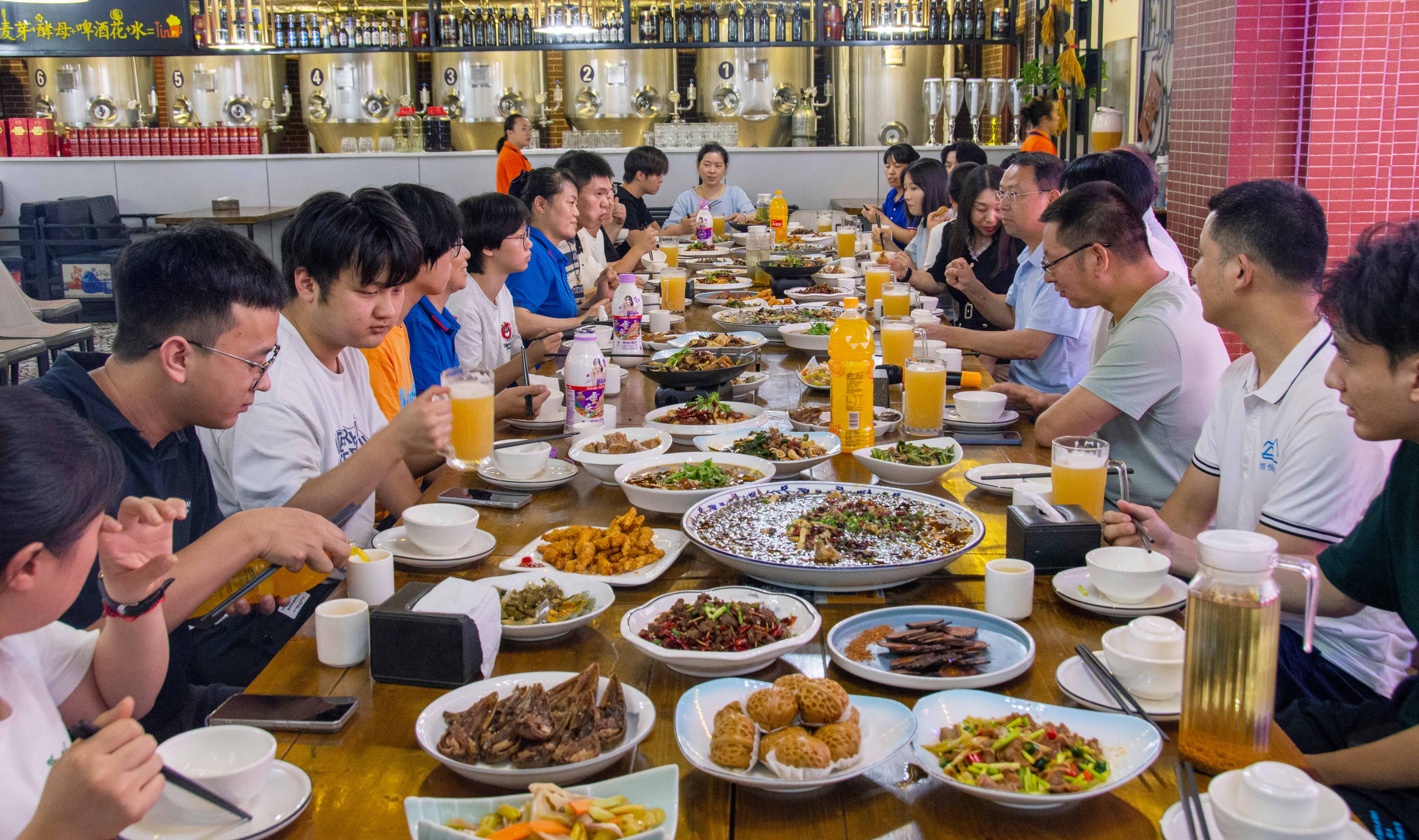 「青春榜樣，不負(fù)韶華」這場(chǎng)晚宴，滿是公司對(duì)下一代的深情關(guān)懷！